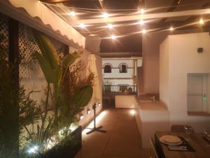 塞維利亞的住宿－Duplex Luxury Giralda with terrace，一间带桌子的客厅和一间餐厅