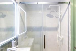 a bathroom with a shower with a glass door at Estudio moderno y acogedor en Madrid Rio nº7 in Madrid
