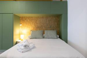 a bedroom with a large bed with towels on it at Estudio moderno y acogedor en Madrid Rio nº7 in Madrid