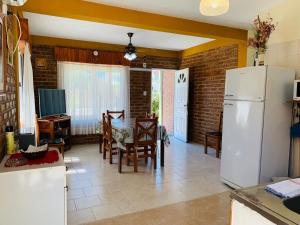 Il comprend une cuisine et une salle à manger avec un réfrigérateur blanc. dans l'établissement SanVitto, à Las Grutas 3 autres photos