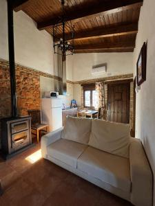 a living room with a couch and a kitchen at Casa del Fraile in Villarrobledo