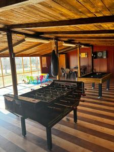 una habitación con varias mesas de ping pong. en Casa del Fraile en Villarrobledo