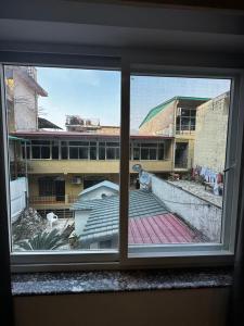 una ventana con vistas a un edificio en Sonu Guesthouse & Hostel, en Rishīkesh