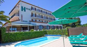 Bazén v ubytování Hôtel Le Belvedere nebo v jeho okolí