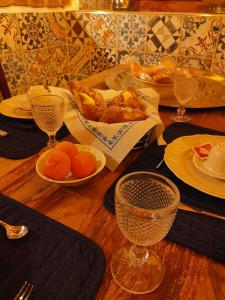 得利雅斯特的住宿－AQUILA D'ORO TRIESTE，一张桌子,上面放着食物和玻璃杯