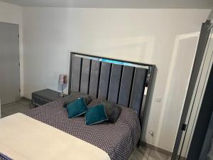 uma cama com duas almofadas num quarto em Joliette , 4 chambres, wifi em Marselha
