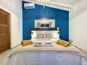 Appt Serenity Piscine Vue Mer客房内的一张或多张床位