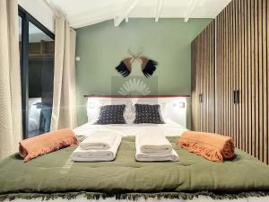 Appt Serenity Piscine Vue Mer客房内的一张或多张床位