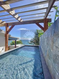 哥西尔Appt Serenity Piscine Vue Mer的一座带凉亭的别墅内的游泳池