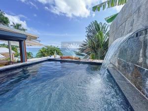 Appt Serenity Piscine Vue Mer内部或周边的泳池