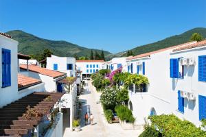 un callejón en una ciudad con edificios blancos en Hotel Slovenska Plaža Lux, en Budva