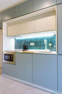 a kitchen with a sink and a microwave at Estudio moderno y acogedor en Madrid Rio nº8 in Madrid
