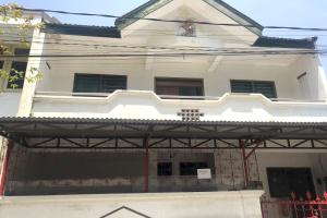 un edificio bianco con un cancello davanti di OYO Life 2678 Manyar Guest House a Surabaya