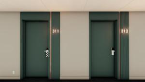 een rij van drie deuren in een gebouw bij LUX Place in Ottawa