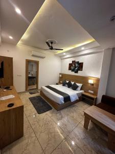 1 dormitorio con 1 cama y escritorio en una habitación en Sonu Guesthouse & Hostel, en Rishīkesh