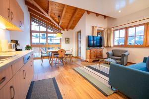 cocina y sala de estar con sofá y mesa en Chalet Isabella, en Westendorf