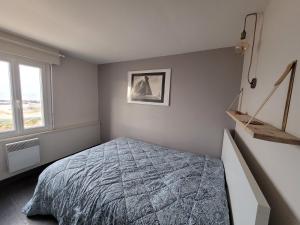 a bedroom with a bed and a window at Beach House - jusqu'à 5 personnes in Plouescat