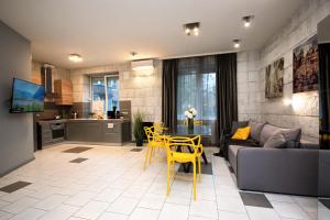 Una sala de estar con un sofá, una mesa y sillas. en Inn Home Apartments in Kiev Center, en Kiev