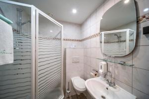 Koupelna v ubytování Jupiter Hotel
