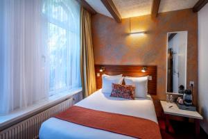 Postel nebo postele na pokoji v ubytování Jupiter Hotel