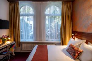 Postel nebo postele na pokoji v ubytování Jupiter Hotel
