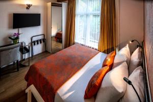 Postel nebo postele na pokoji v ubytování Jupiter Hotel