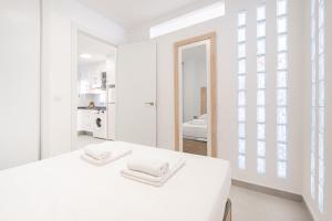 Llit o llits en una habitació de Ducado 1-C Apartment Levante Beach 18 fotos més