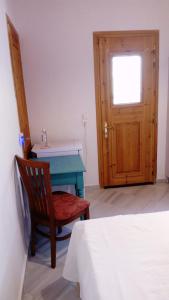 Кровать или кровати в номере ZACHAROULA ROOMS 2
