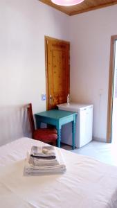 Кровать или кровати в номере ZACHAROULA ROOMS 2