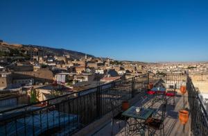uma vista para a cidade a partir de uma varanda em Riad Fez Qamar em Fez