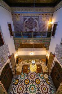 Riad Fez Qamar في فاس: إطلالة علوية لغرفة ذات سقف مع بلاط