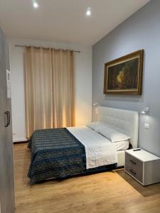 - une chambre avec un lit et une peinture murale dans l'établissement Tawhid Accomodation, à Rome
