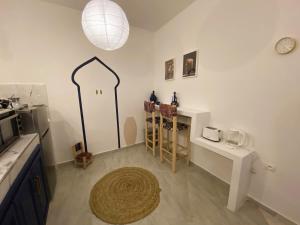 een woonkamer met een tafel en een spiegel bij Beautiful Apartment with Private Rooftop Terrace in Tanger