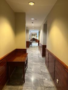 鋁巴哈的住宿－مجمع رغدان السياحي，大楼内带一排桌子的走廊