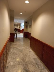 an empty hallway in a hospital with a hallway at مجمع رغدان السياحي in Al Baha