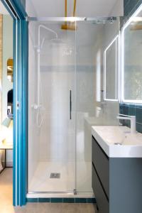 a bathroom with a glass shower and a sink at Estudio moderno y acogedor en Madrid Rio nº 9 in Madrid