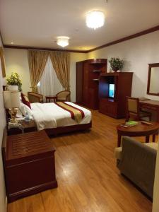 pokój hotelowy z łóżkiem i kanapą w obiekcie مجمع رغدان السياحي w mieście Al-Baha