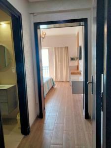 Zimmer mit einer Tür, die zu einem Schlafzimmer führt in der Unterkunft Appart vacances marina in Agadir
