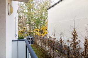 Blick auf den Garten von der Treppe eines Hauses in der Unterkunft Charmant studio en résidence avec parking in Bussy-Saint-Georges