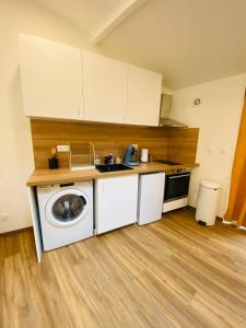 a kitchen with a sink and a washing machine at Studio avec terrasse centre historique in Périgueux +3 photos