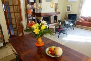 um vaso de flores numa mesa numa sala de estar em Maison de 3 chambres avec jardin clos et wifi a Ceret em Céret