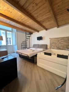 um quarto com uma cama e uma parede de tijolos em Ponte di chiaia em Nápoles