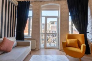 イスタンブールにある5 Apartment Galataのリビングルーム(ソファ、椅子付)