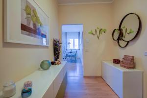 - un salon avec un comptoir blanc et un miroir dans l'établissement Alelù Classy And Chic Apartment - Happy Rentals, à Stresa