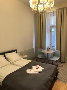 Un dormitorio con una cama y una mesa y sillas. en In My Style Apartman, en Budapest