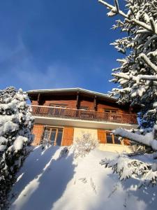 una casa en la nieve con árboles nevados en Chalet Vue Panoramique en Bolquere Pyrenees 2000