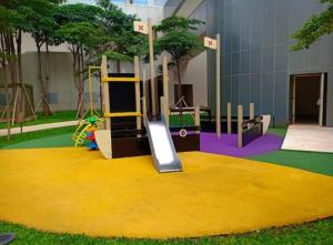 um parque infantil com escorrega num edifício em Miky Studio em Jakarta