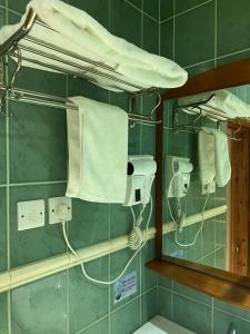 a hospital room with a mirror and towels at مجمع رغدان السياحي in Al Baha