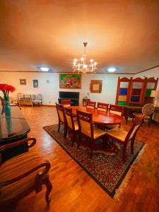 馬尼拉的住宿－Spacious Luxury 3BR at the Heart of Makati，一间带桌椅的用餐室