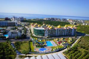una vista aérea de un complejo en Alan Xafira Deluxe Resort & Spa-ULTRA ALL INCLUSIVE en Alanya